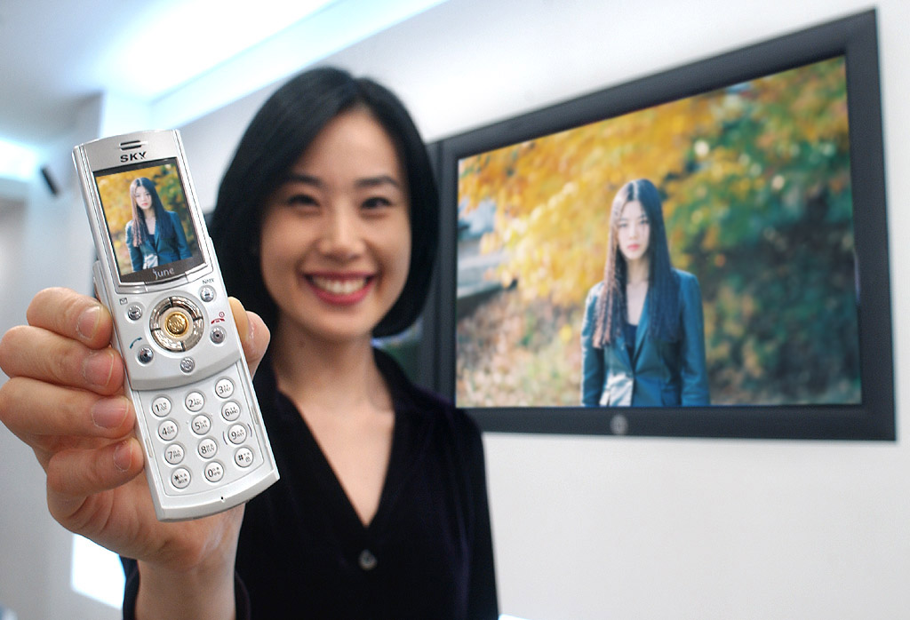 An SK Telecom customer is shown watching `Yigong` digital fragment omnibus movies, through her cellular phone.